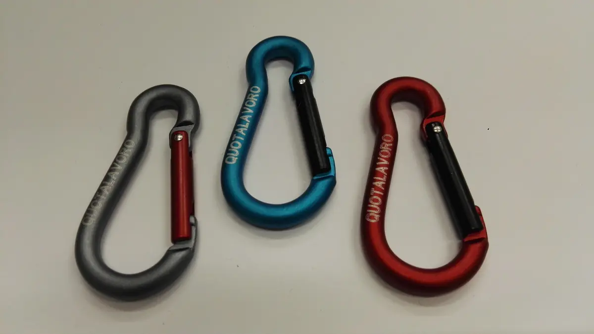 QUOTALAVORO MINI BIRNENFÖRMIGER KARABINER SCHLÜSSELANHÄNGER